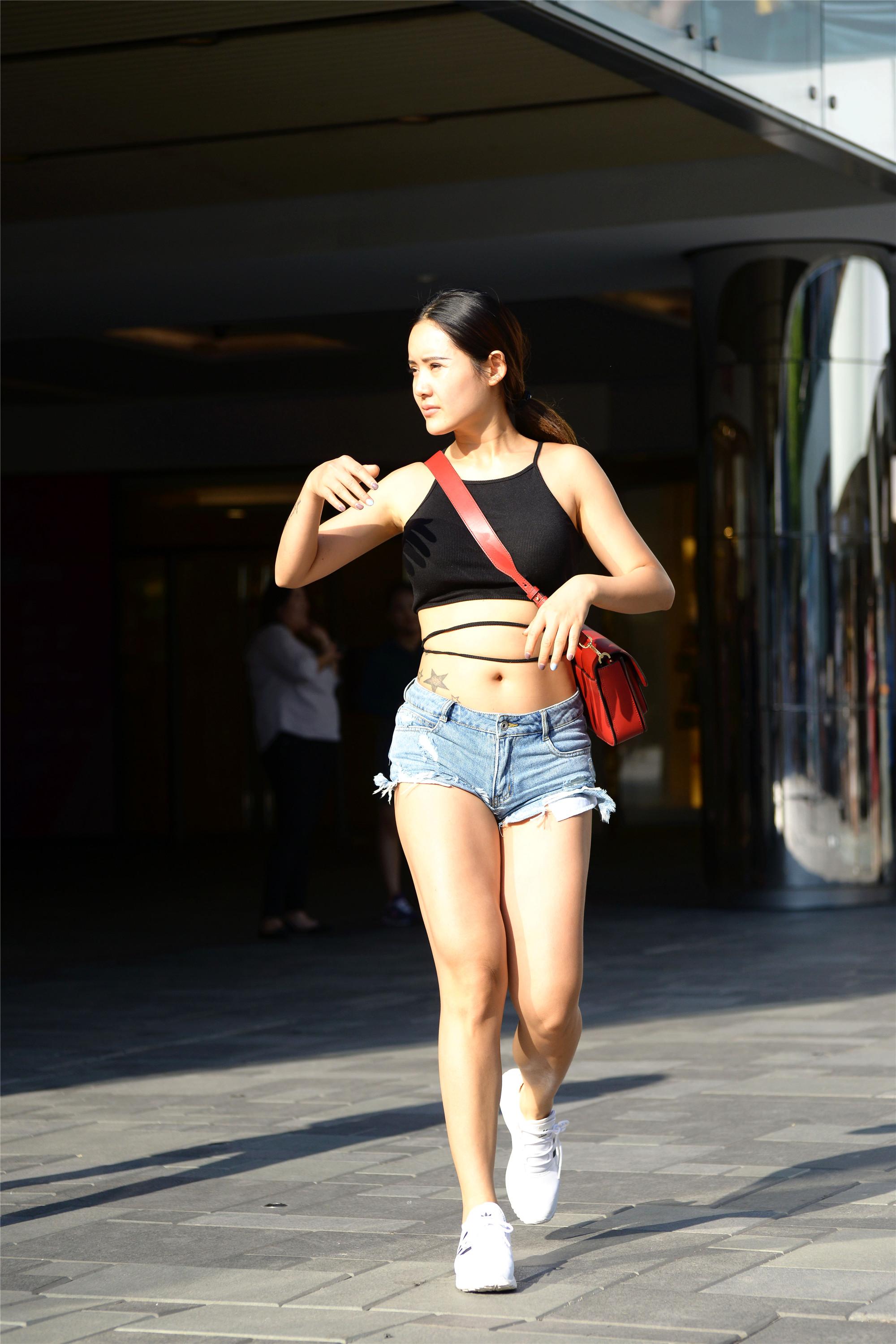 街拍:炎炎夏日的三里屯，穿着热裤出行的美女颜值高身材好