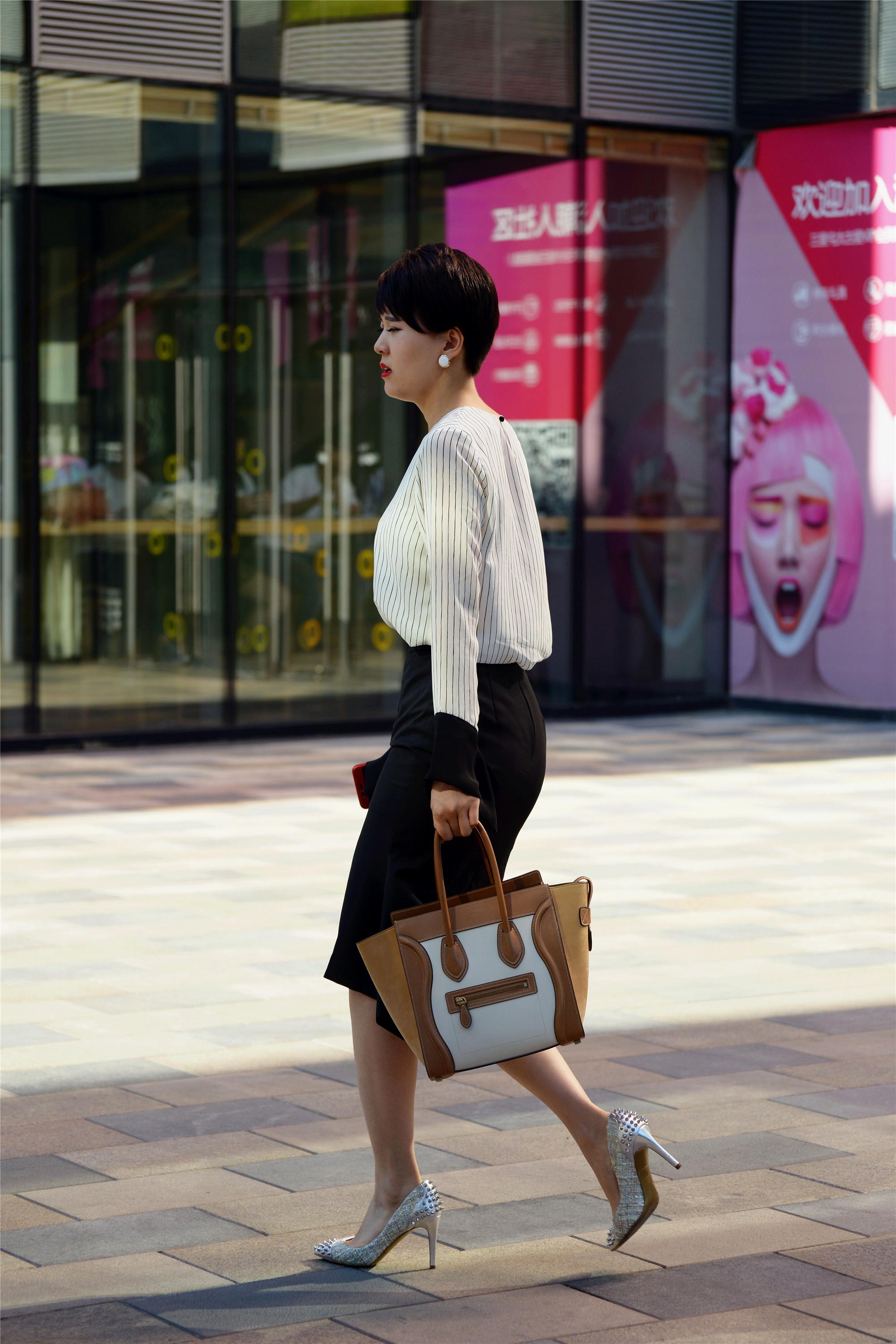 时尚街拍:穿上裙子的你,轻松搭出十足的女人味