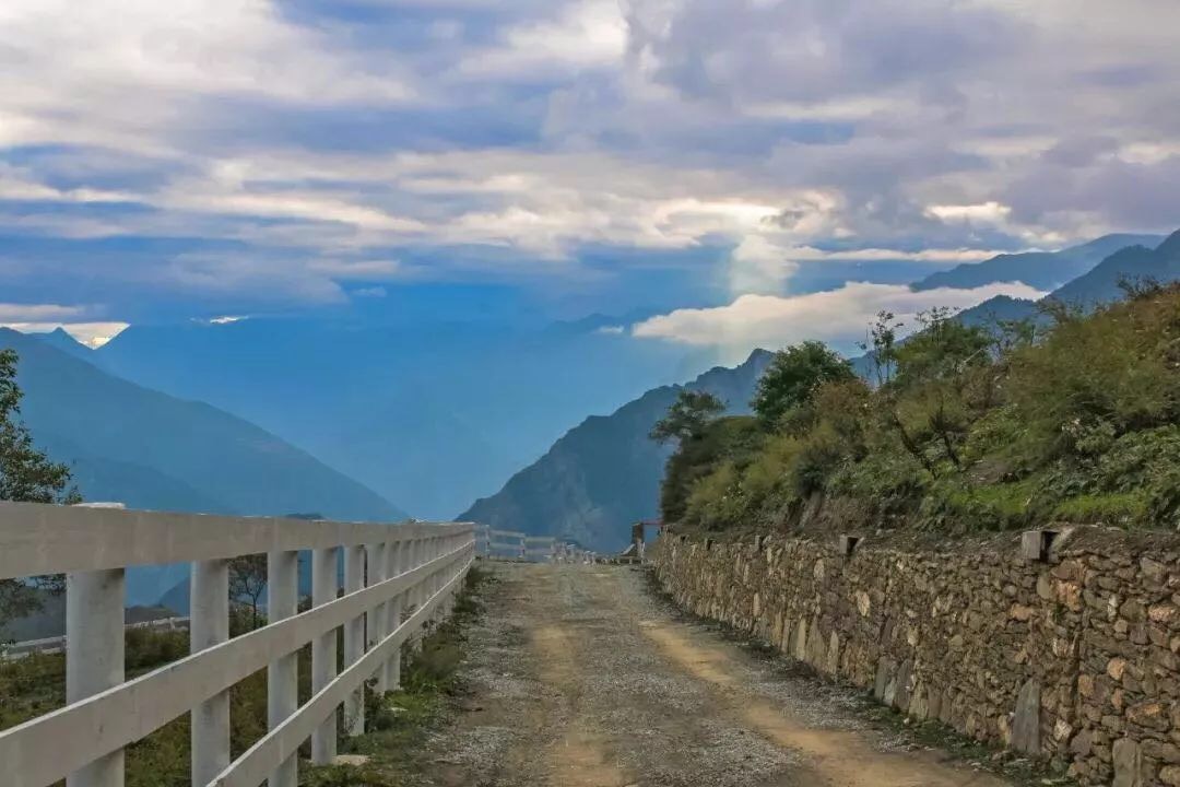 浮云牧场位于四川阿坝州理县通化乡西山村,它