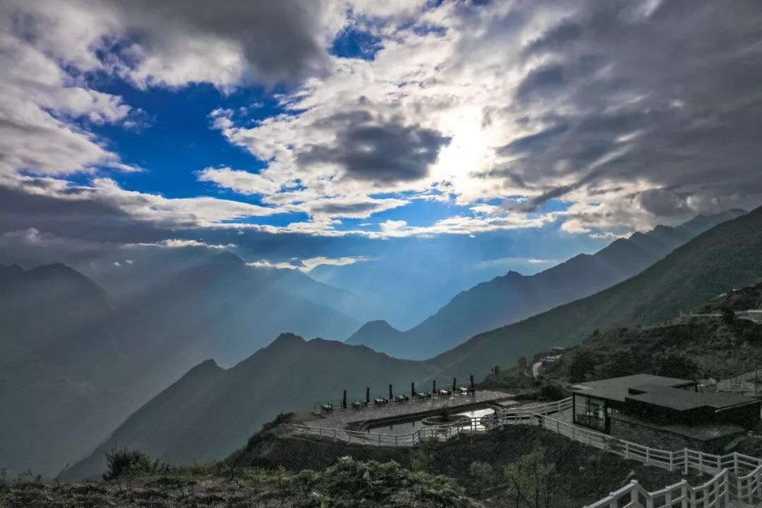 浮云牧场位于四川阿坝州理县通化乡西山村,它