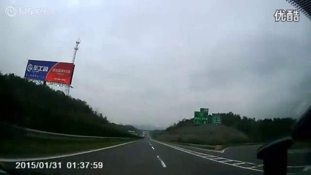 交通安全警示专栏—惊心动魄！高速快车道违停遭惨撞！