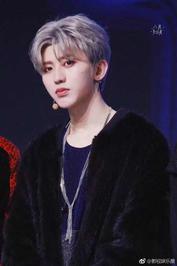 蔡徐坤 英文名August 98年的小哥哥 身高182 生