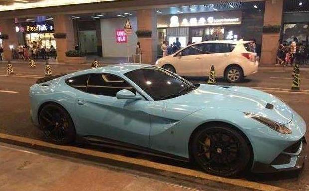 路边多了一辆价值百万的法拉利, 仔细一看排气管路人说惹不起