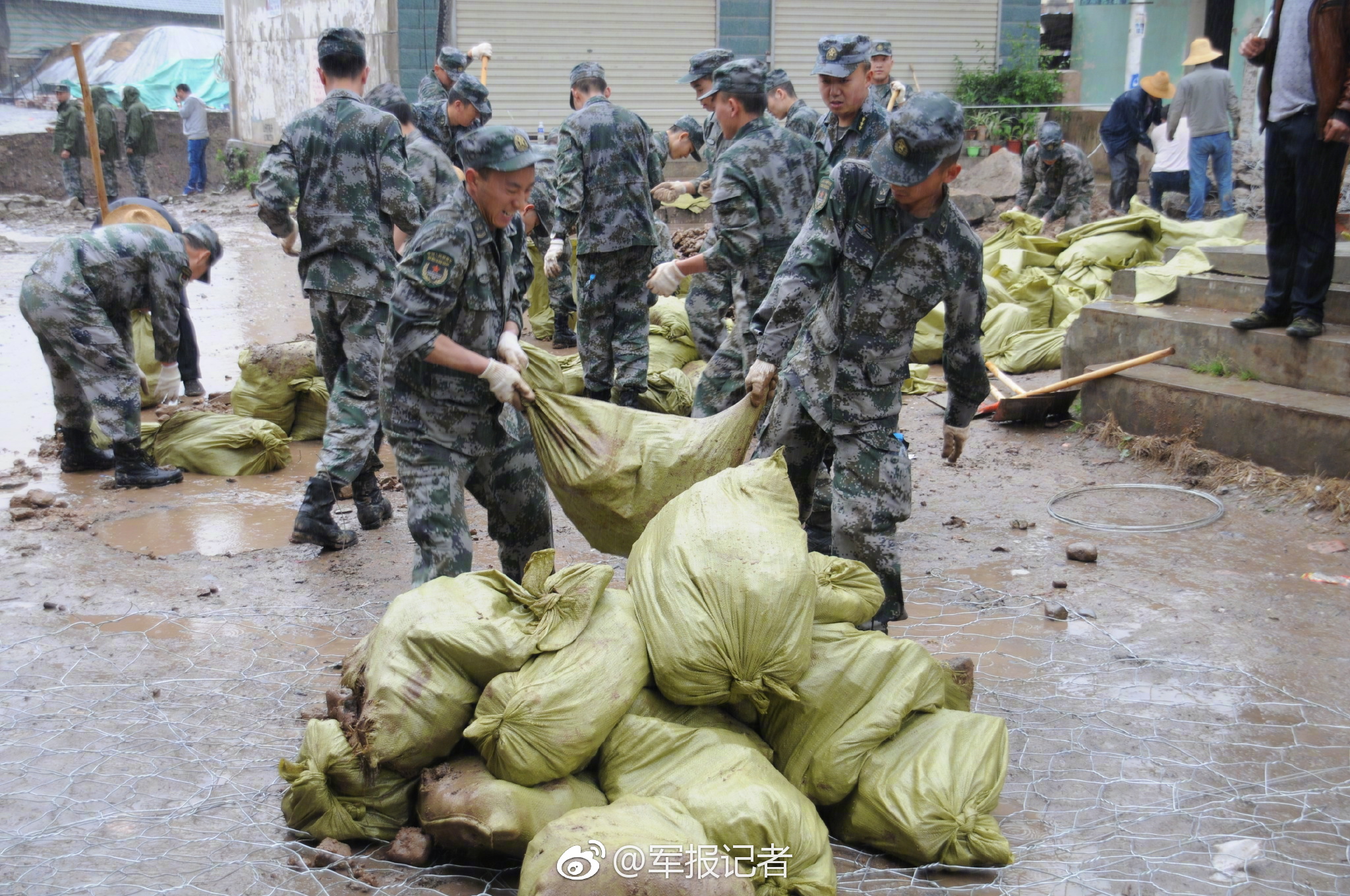 武山县多地发生洪涝灾害，人民子弟兵闻令而动持续奋战抢险救灾一线