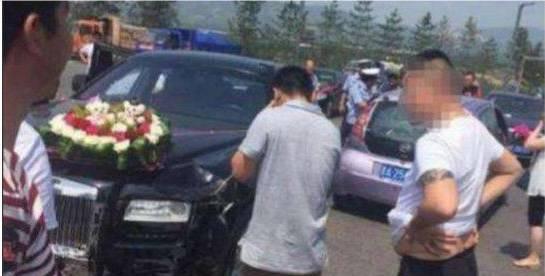 比亚迪撞上千万豪车，司机下车后的行为，气的豪车直哆嗦 去报警