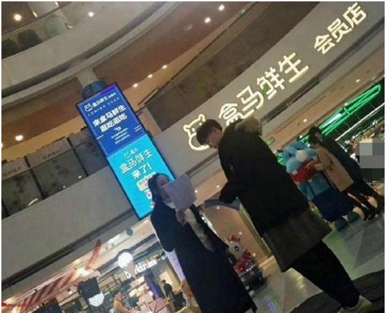 网友偶遇邓伦迪丽热巴,热巴嘟嘴卖萌,亲密喂食