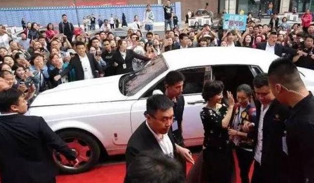 63岁的不老神话身价高达几十亿，出门开1000万豪车，很多人不认识