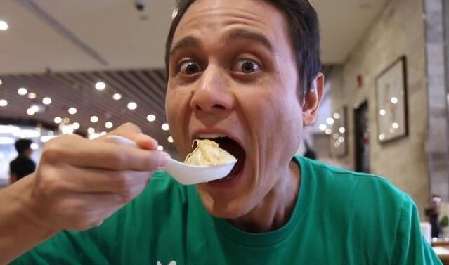 外国人吃饺子千奇百怪, 最后一个把饺子做成了西餐!