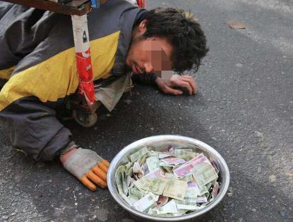 乞丐乞讨得来的三张旧纸币,大街上被人用假币公然掉包