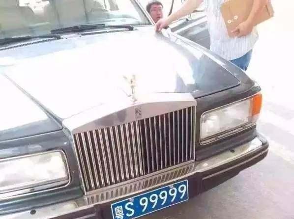 绝版劳斯莱斯的99999车牌，竟挂在宝骏上！