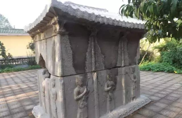安丘石埠子出土一石棺,人称九女坟