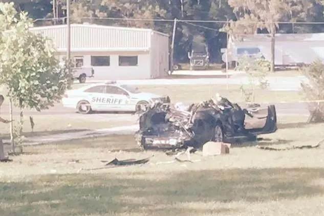 特斯拉自动驾驶安全么？高速自动驾驶连撞6个石墩，车主很心寒！