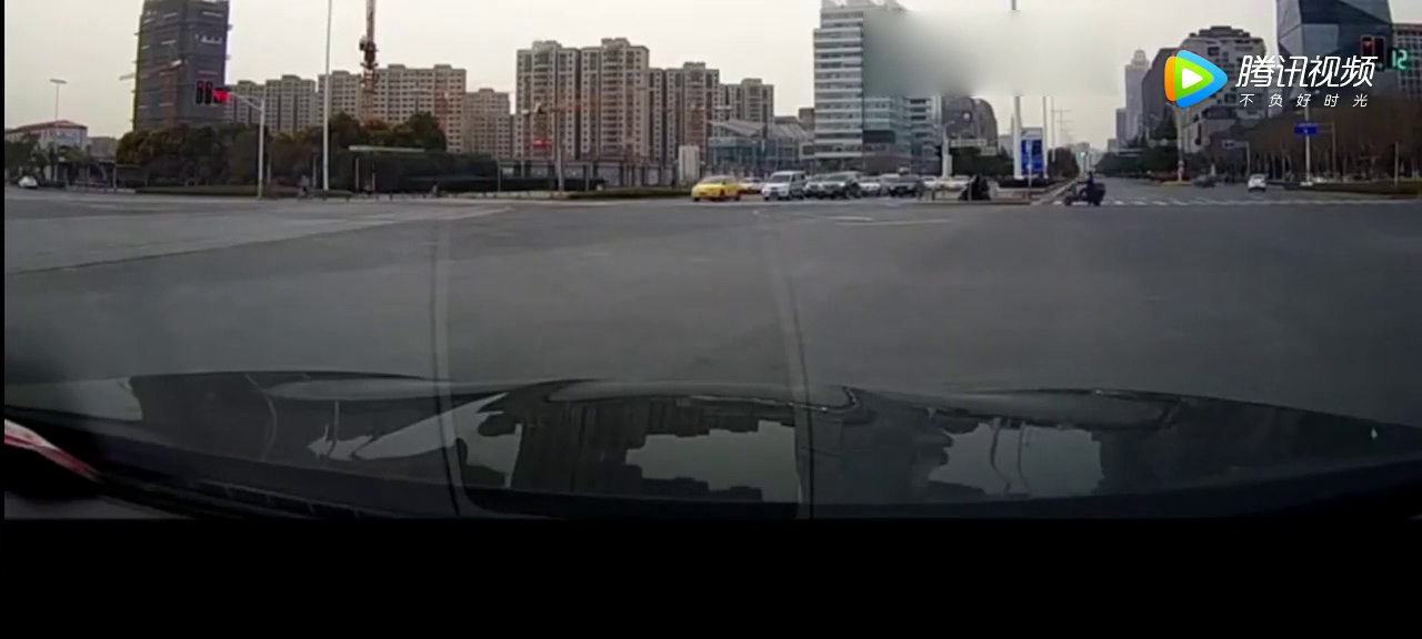 情侣骑电动车，撞上大众途观，记录仪拍下女友狼狈的一幕