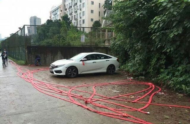 小伙刚接新车，为了庆祝200元买鞭炮，竟然把新车炸的欲哭无泪