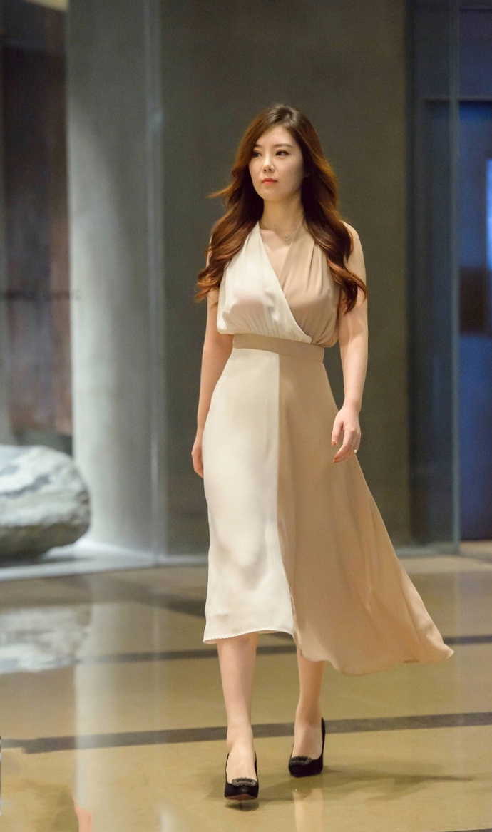 街拍:动若脱兔大方的妹子,身姿丰腴飘逸灵动优雅可人!