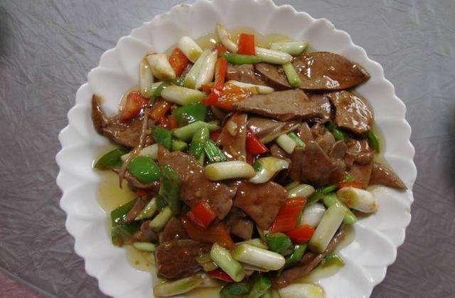 3,加八角,花椒粒,草果,辣皮子翻炒出香味,加水侵泡过羊排,大火烧开,转