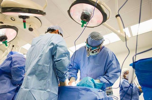 刚出生宝宝一喝奶就吐, 家长开始没在意, 后来吐