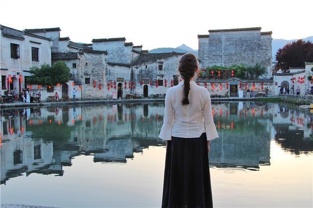 小村落封闭所有出入口,24小时都有保安守卫,进