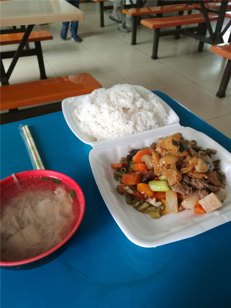 深圳小工厂的员工食堂,8元一餐没有选择只为能多省点钱回家