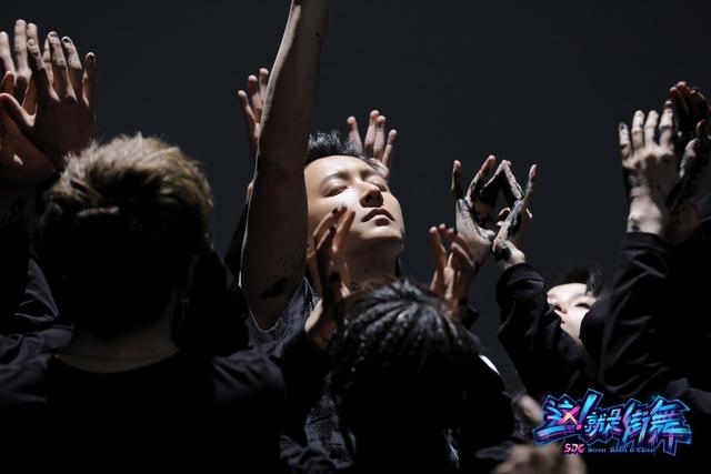 《这就是街舞》战队分组开启 四位队长上演抢