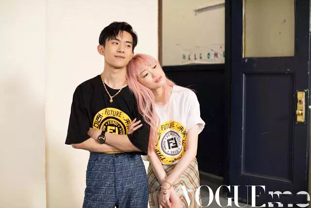 看到易烊千玺和这个女生合拍杂志这么甜,有点吃醋了!_新浪看点