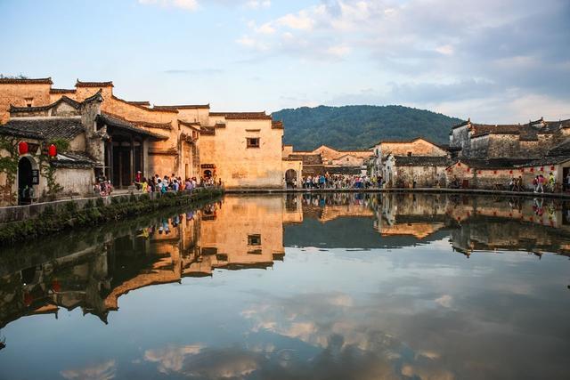 小村落封闭所有出入口,24小时都有保安守卫,进