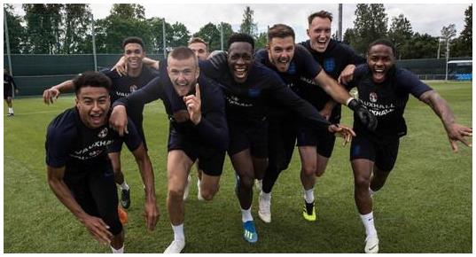 世界杯:中国记者尴尬提问惹怒英格兰球迷,嘲讽