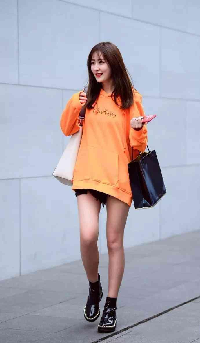 街拍: 性感又漂亮的美女, 在街上特别吸引人, 穿着休闲装显大长腿