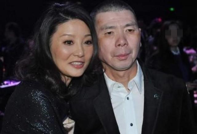 冯小刚在美国亮相!与复联英雄合照,脸比白人还