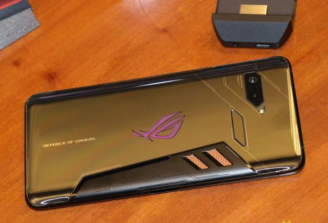华硕rog phone发布,最炫酷游戏手机 超频骁龙845