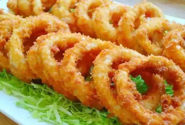 外边卖的炸鱿鱼圈为何金黄香脆? 学会了这个方法 你也可以的