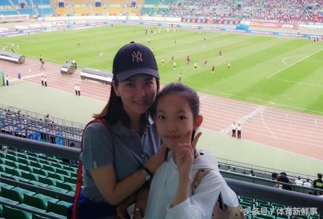 前国脚黎兵和歌星老婆甘萍近照:黎兵带队15连胜,女儿已14岁