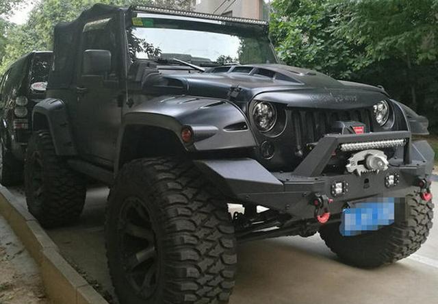 小区来了辆大脚越野车, 比普拉多还霸气, 光这个改装就不少钱