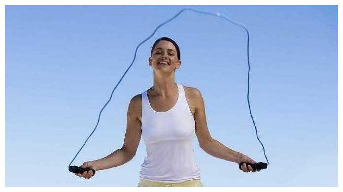 女子每天坚持跳绳4000下,一个月后,发现体重还