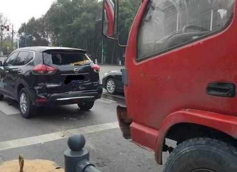 日产奇骏被撞出几米远，挪车后，网友：终于见日系车硬气一回了！