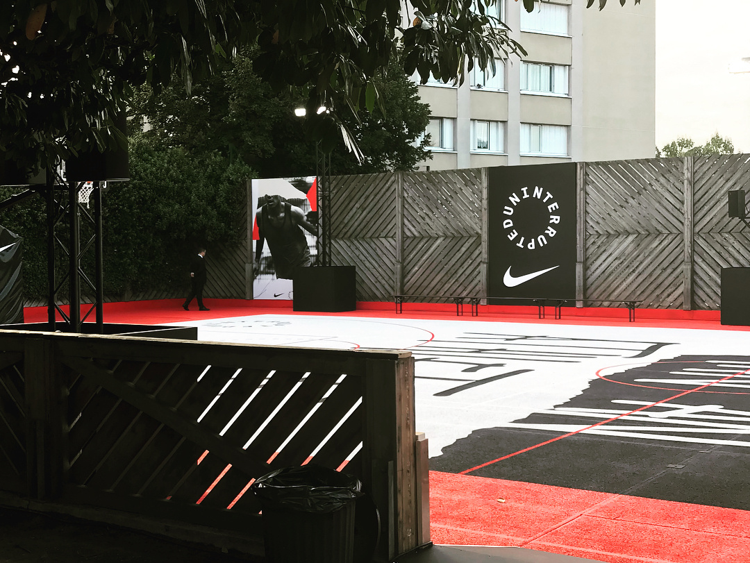 nike为了lebron james法国行 在巴黎的巴涅奥莱镇搭建起了 球场|奥莱