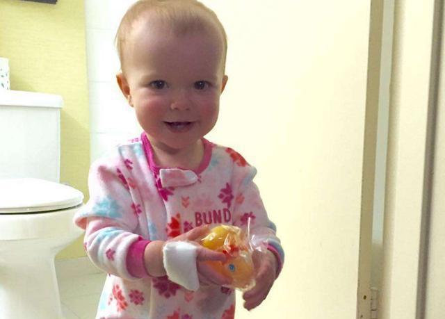 宝宝睡醒后大声哭闹,父母被吵醒后发现异常,一