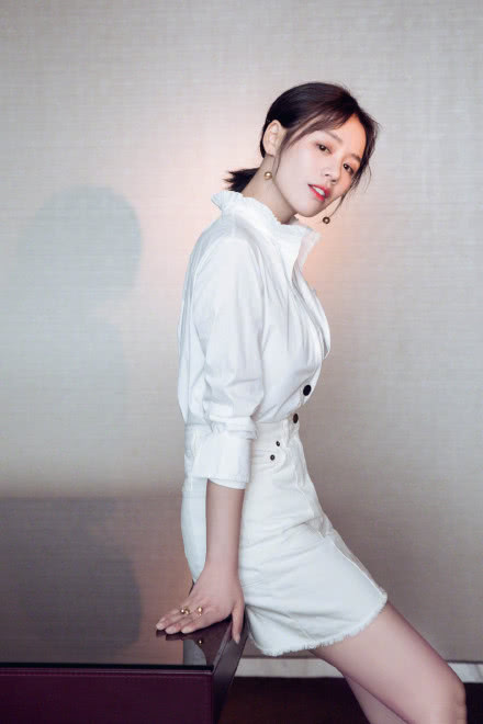 马思纯这样显胖的白色短裙也敢穿,却意外的迷