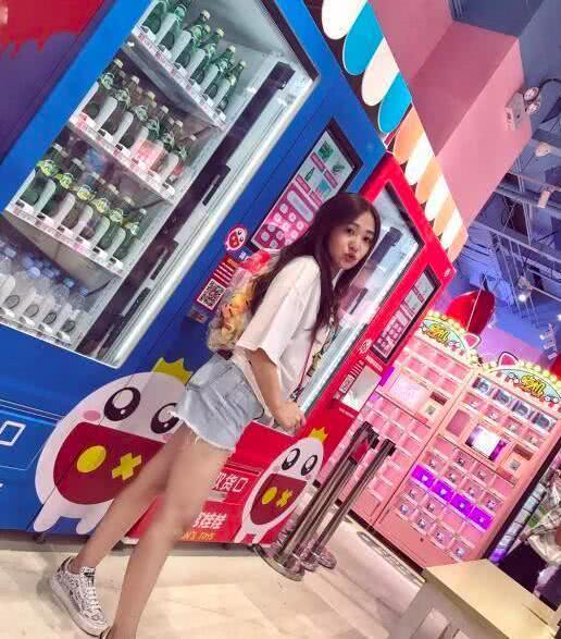 “金龟子”刘纯燕女儿近照曝光，女神范儿十足，但身高却是硬伤