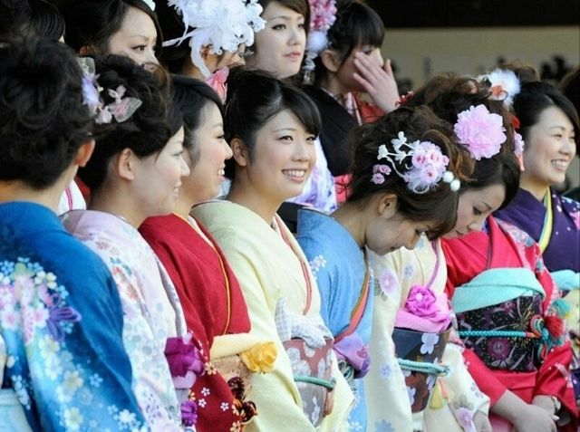 日本女人为什么衣服后面总带着枕头呢,看完解