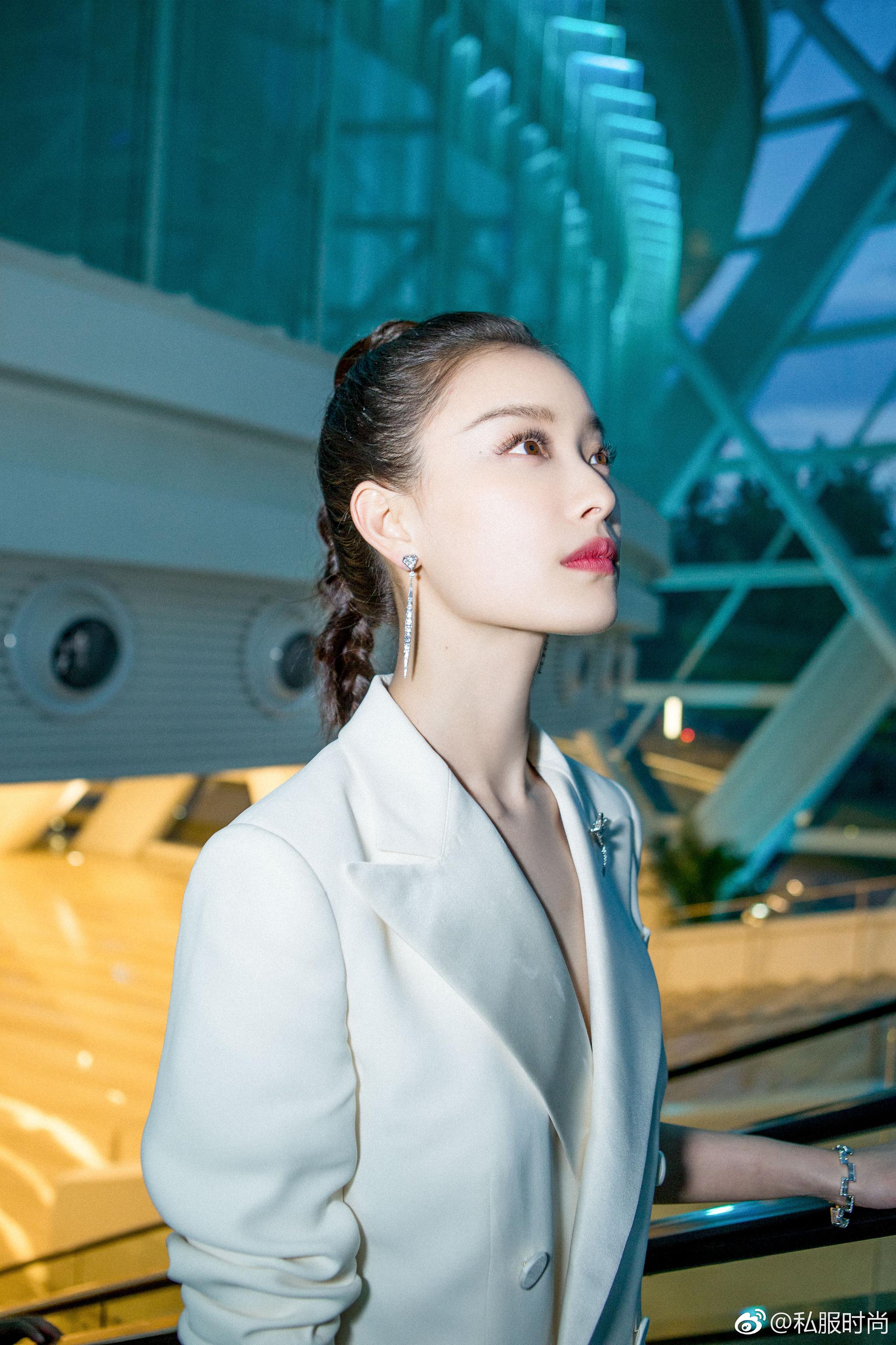 白色的倪妮太美了,简单扎了个小辫子,颜值绝美.