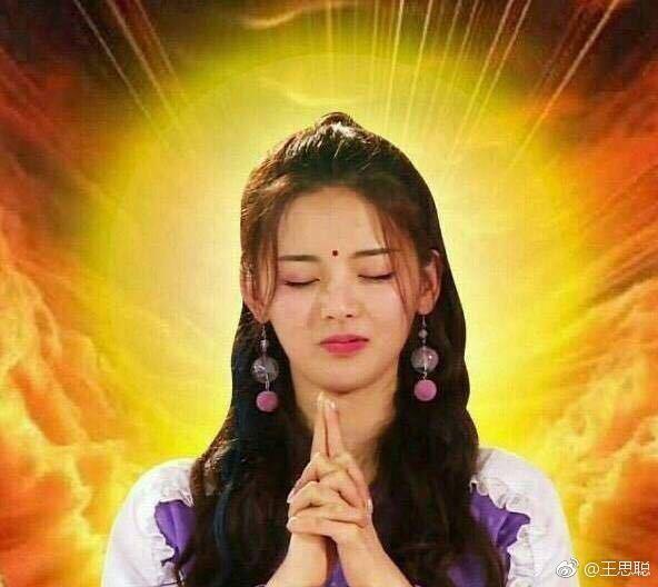 杨超越演唱会抽奖中了2万,她真的是锦鲤转世吧