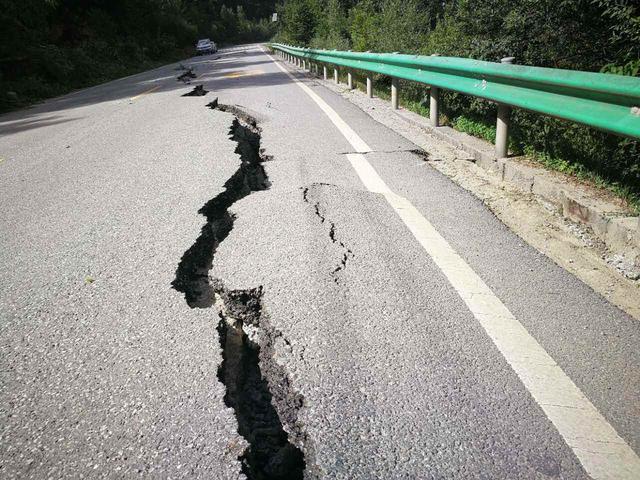 日本地震后道路从中间整齐的裂成两半这到底是怎么回事