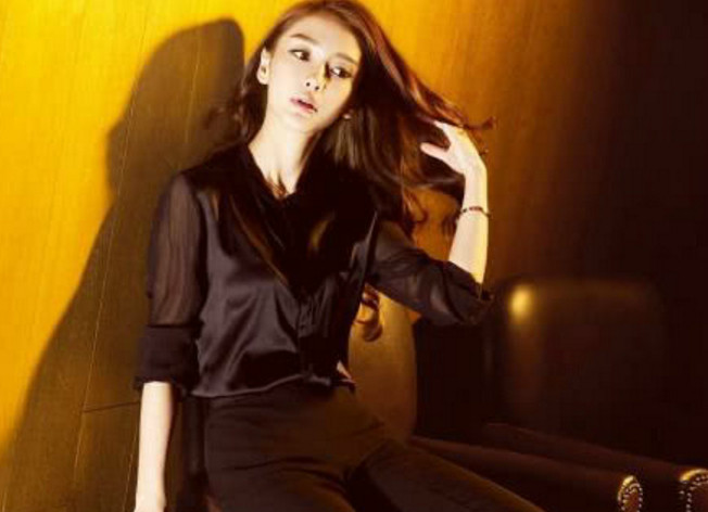 杨颖路人照曝光,颜值高到不敢认,驼背模样却十