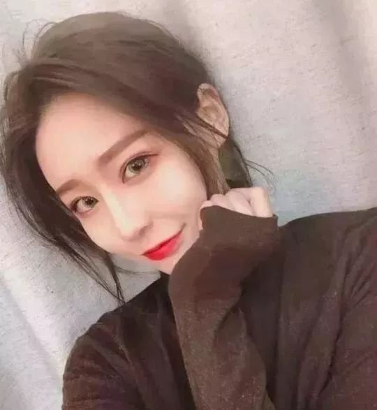 抖音温婉一夜爆红又遭封杀,17岁成名背后都经