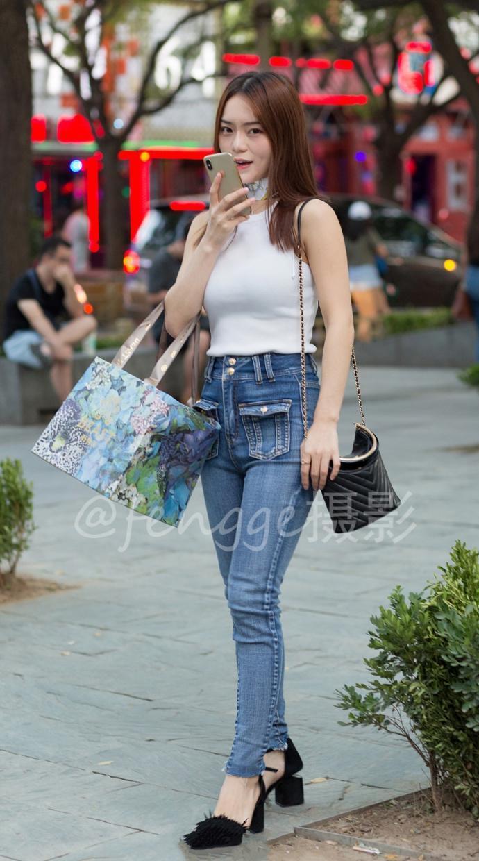 街拍: 美女别出心裁的穿法, 秀出细腰长腿, 格外的吸