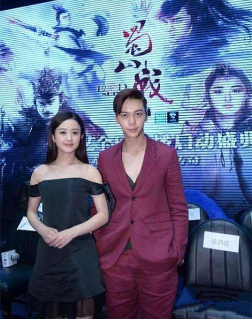 陈伟霆与赵丽颖两人在戏中每次都是甜蜜的情侣,可现实生活中总保持着