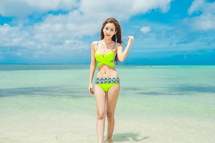 阳光下的沙滩比基尼美女, 魔鬼般的性感身段让人过目