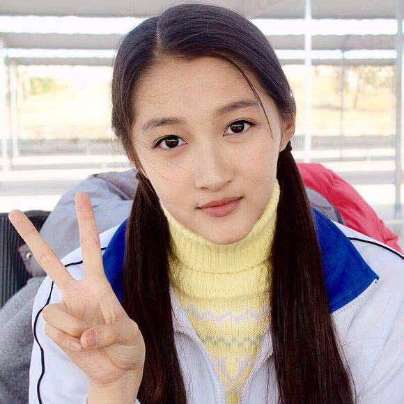 关晓彤现身机场,超短裤秀长腿,网友直呼:这腿我