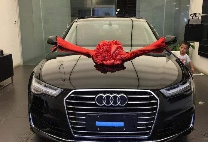 奥迪A6新车发现底盘锈了, 车主却很开心, 直接要4S店赔A8